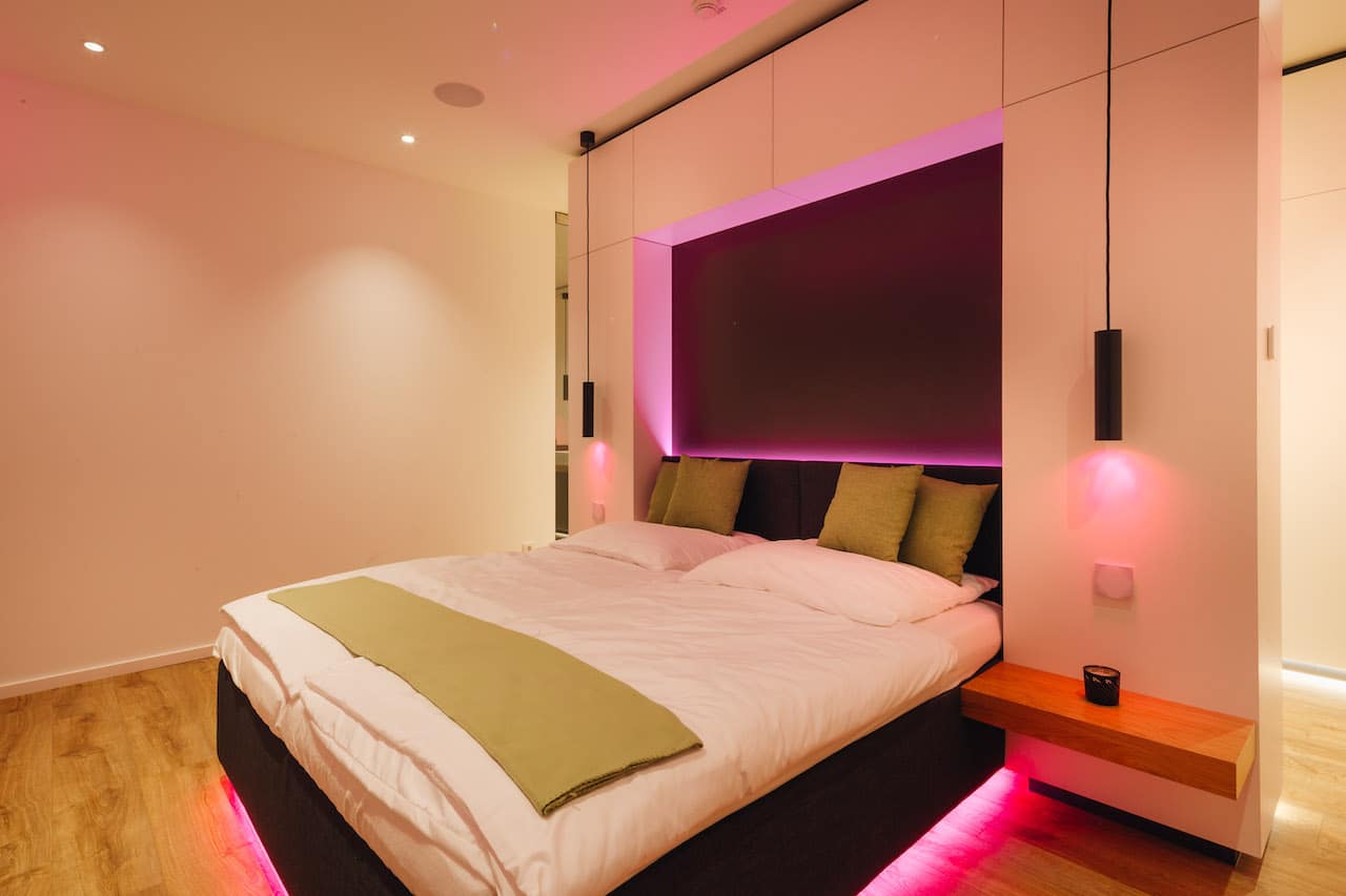 Loxone Schlafzimmer Doppelbett Licht in der Farbe Orange