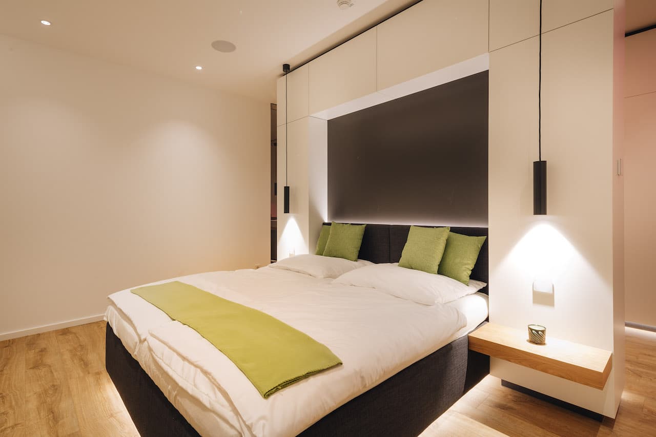 Loxone Schlafzimmer Doppelbett Licht in der Farbe Weiß