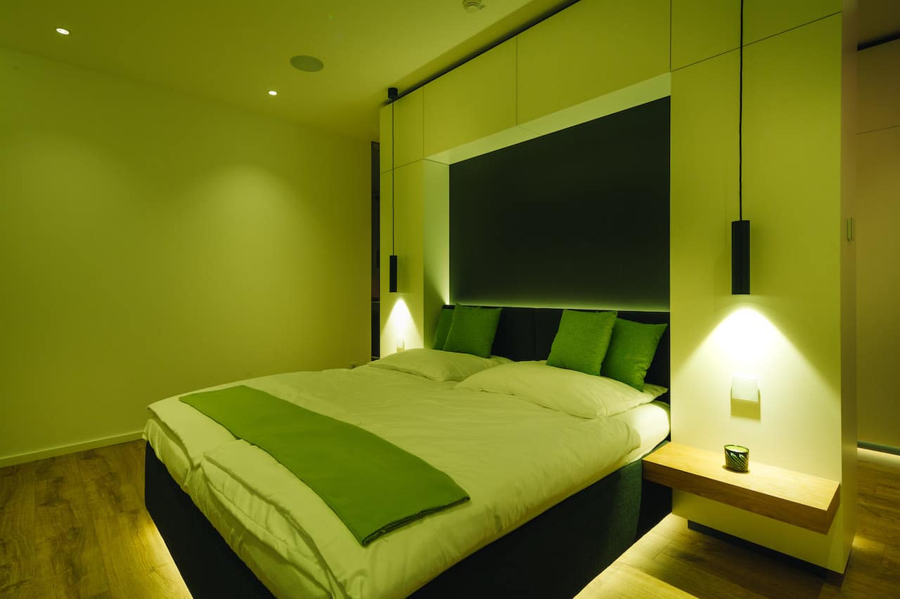 Loxone Schlafzimmer Doppelbett Licht in der Farbe Grün