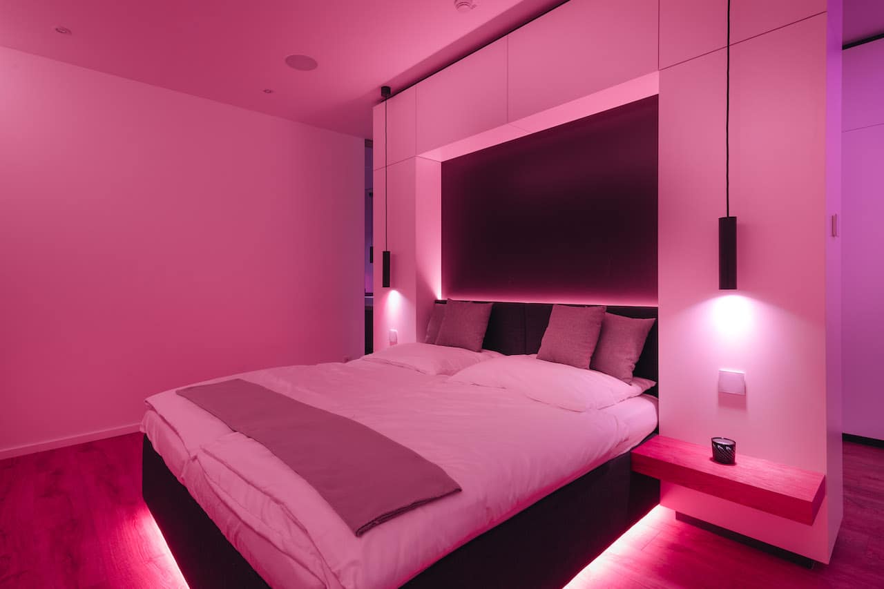 Loxone Schlafzimmer Doppelbett Licht in der Farbe Pink