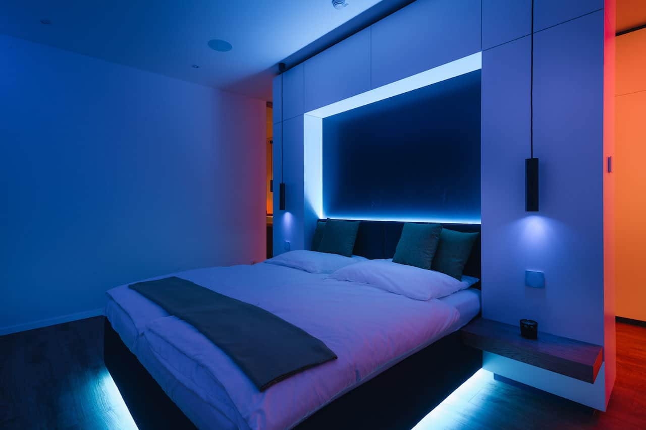 Loxone Schlafzimmer Doppelbett Licht in der Farbe Blau