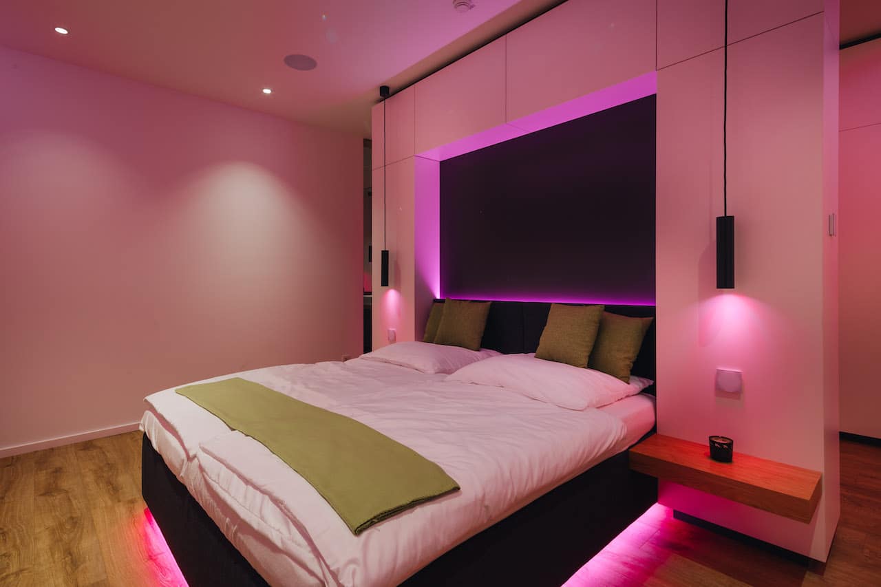Loxone Schlafzimmer Doppelbett Licht in der Farbe Rosa